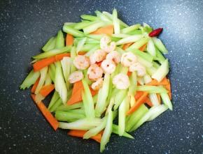 下入炒好的虾仁翻炒均匀。