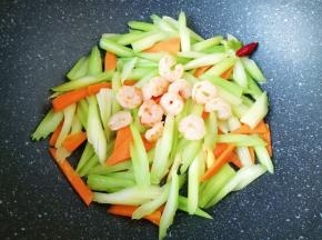 下入炒好的虾仁翻炒均匀。