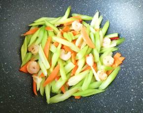 放蔬之鲜，翻炒均匀出锅。