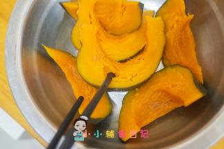 南瓜放入锅里蒸熟，用筷子插一下可以轻松插透就是熟了