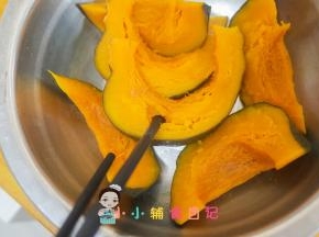 南瓜放入锅里蒸熟，用筷子插一下可以轻松插透就是熟了