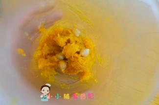 南瓜、鹰嘴豆加入料理机