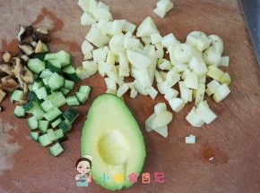 将牛油果、香菇、黄瓜、土豆切颗粒备用