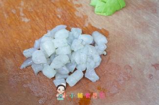 虾切小块备用