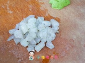 虾切小块备用