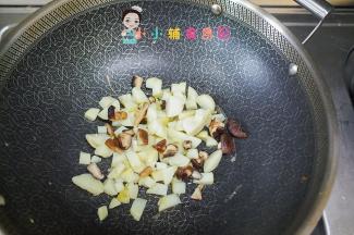 锅里加少许油加入香菇、土豆翻炒