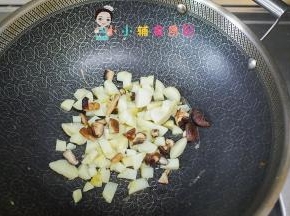 锅里加少许油加入香菇、土豆翻炒