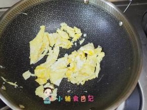 鸡蛋打散锅里加油翻炒盛出备用