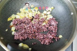 加入一碗米饭翻炒