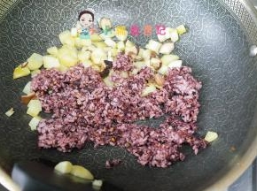 加入一碗米饭翻炒