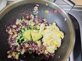 最后加入鸡蛋、牛油果、黄瓜翻炒一会即可