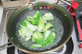 锅里水烧开放入青菜跟豆腐煮一煮
