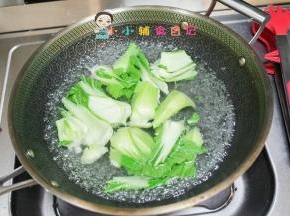 锅里水烧开放入青菜跟豆腐煮一煮