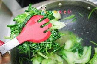 将青菜跟豆腐捞出