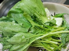 将青菜清洗干净