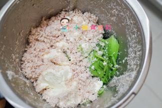 料理机内加入豆腐、青菜、肉