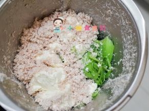 料理机内加入豆腐、青菜、肉