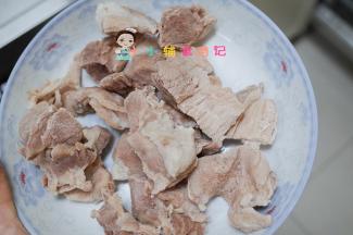 猪肉或者牛肉都可以煮熟捞出备用