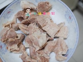 猪肉或者牛肉都可以煮熟捞出备用