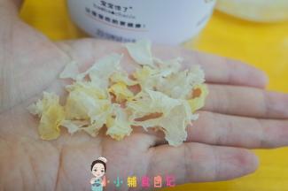 这个银耳是去除根部剪碎的，看一下是这样发黄的颜色