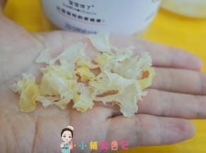 这个银耳是去除根部剪碎的，看一下是这样发黄的颜色