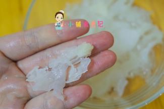 泡发好变得白白胖胖，这里泡好去除杂质，根部硬的地方需要剪掉不要