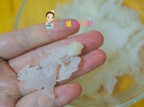 泡发好变得白白胖胖，这里泡好去除杂质，根部硬的地方需要剪掉不要