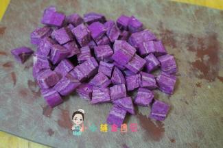 紫薯去皮切成小丁备用