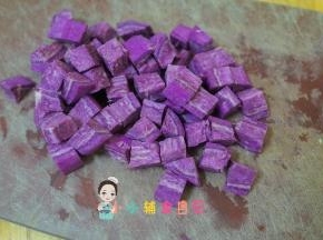 紫薯去皮切成小丁备用