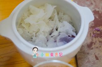 准备一个炖锅，放入银耳、紫薯跟水