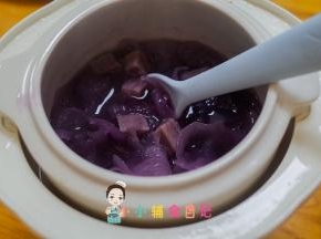 炖好咯，如果大人可以趁热加入一些冰糖食用，冰镇后更好吃哦