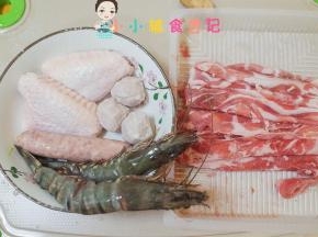 准备好各种肉，鸡翅 虾还有鸡胸肉用姜片腌渍去腥