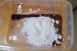 准备一个容器生抽2g 盐1g 植物油2g 淀粉2g 混合均匀备用