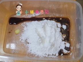 准备一个容器生抽2g 盐1g 植物油2g 淀粉2g 混合均匀备用
