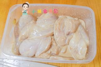 加入鸡胸肉跟鸡翅中腌渍2个小时备用