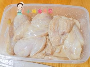 加入鸡胸肉跟鸡翅中腌渍2个小时备用