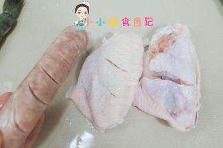 将香肠切花刀，鸡翅中间两面都切两刀容易煎熟
