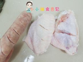 将香肠切花刀，鸡翅中间两面都切两刀容易煎熟