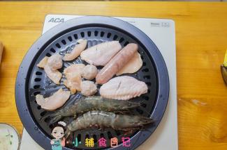 电陶炉开5挡火放上烤盘刷油，把肉全部放上去，