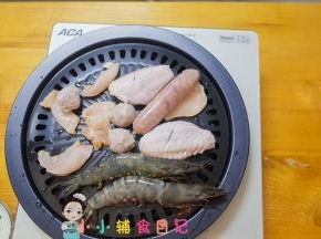 电陶炉开5挡火放上烤盘刷油，把肉全部放上去，