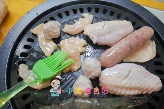 把食物都刷上植物油，煎至两面金黄就可以