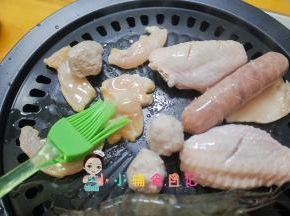 把食物都刷上植物油，煎至两面金黄就可以
