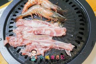 现在烤盘放上牛肉片跟虾，也是煎金黄色