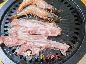 现在烤盘放上牛肉片跟虾，也是煎金黄色