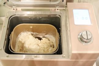 将除黄油外的所有面包材料按先液体后粉类的顺序放入厨师机桶内。