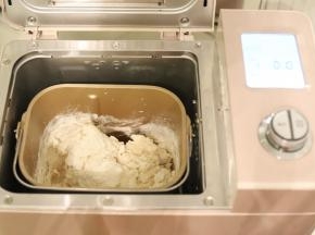 将除黄油外的所有面包材料按先液体后粉类的顺序放入厨师机桶内。
