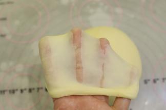 继续揉面至面团到扩展阶段即可。