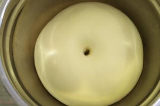 手插入面团，孔不塌陷不回缩，呈肚脐眼状。