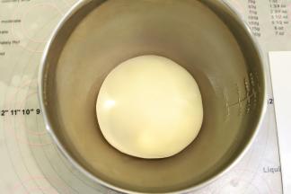 面团整圆，放入盆内，盖上保鲜膜，室温26度进行二发，大概时间为40分钟左右。