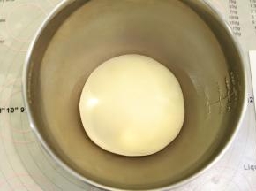 面团整圆，放入盆内，盖上保鲜膜，室温26度进行二发，大概时间为40分钟左右。